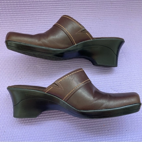 Clarks Brown Leather Split Toe Mules Button Accent Heels Shoes Womens 9M - Picture 5 of 7